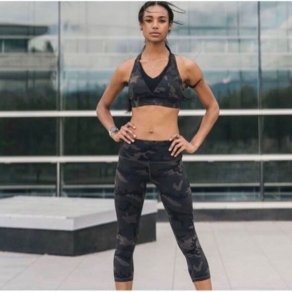 Zyia Active - Forest Camo V Neck Adjustable Mesh Sports Bra - Size M - Picture 3 of 9